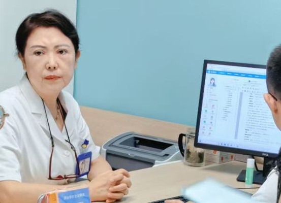 陳少軍看診現(xiàn)場(chǎng)。重慶普瑞眼科醫(yī)院供圖