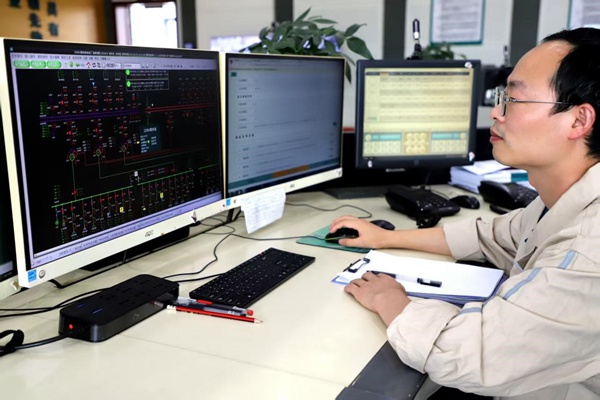 電力調(diào)度員時(shí)刻監(jiān)控電網(wǎng)情況。國(guó)網(wǎng)重慶永川供電公司