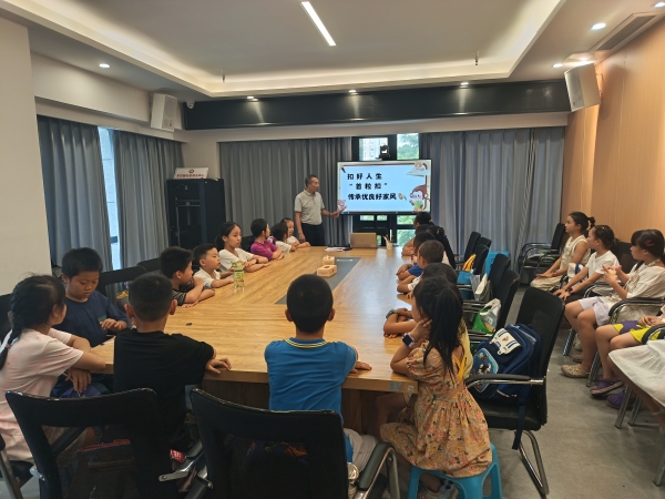 同學(xué)們聆聽家風(fēng)家訓(xùn)小故事。龍山街道供圖