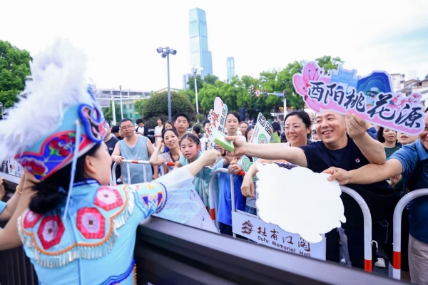 工作人員與長沙市民熱情互動。夏蕾攝