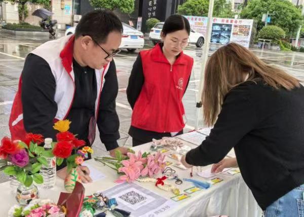 慈眾社工指導(dǎo)并陪伴售賣手工藝品。李長(zhǎng)虹攝