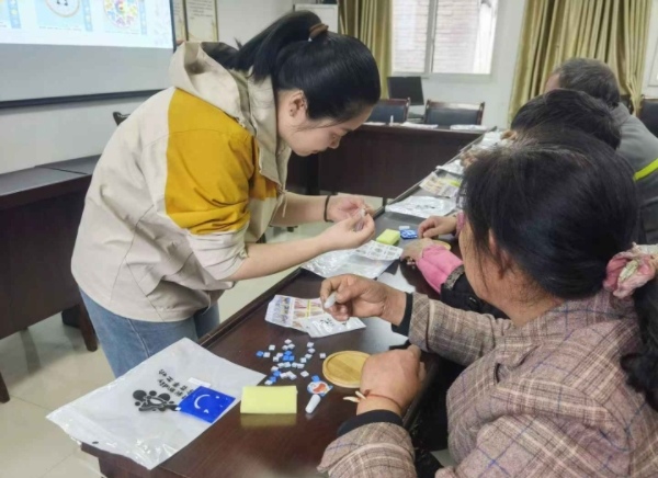 在創(chuàng)意師引導(dǎo)下制作杯墊，體驗(yàn)樂(lè)趣增強(qiáng)自信心。余鄂攝