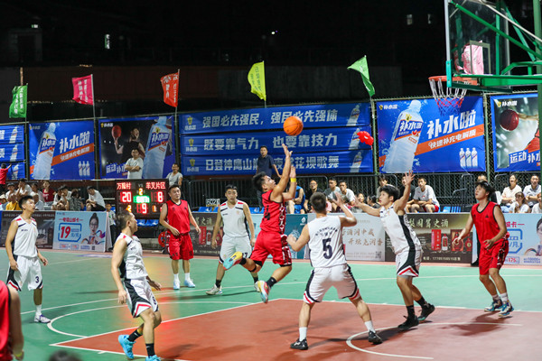 籃板下的激烈爭奪。周媛媛攝