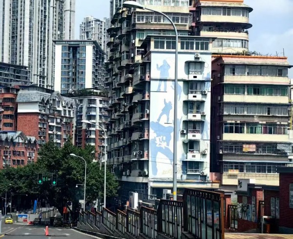 高樓上的涂鴉，是黃桷坪有別于其他地方的標(biāo)志之一。黃桷坪街道供圖