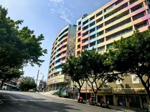 彩虹色的涂鴉讓大樓變得更有藝術(shù)氣息。黃桷坪街道供圖