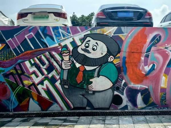 軌道站外的涂鴉呆萌可愛。黃桷坪街道供圖