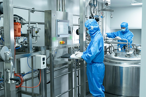 智翔金泰生產(chǎn)線上的科研人員。智翔金泰供圖