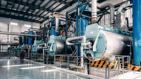 在珞璜電廠的污泥處置中心，工作人員操作設備將污泥送入鍋爐發(fā)電。受訪企業(yè)供圖