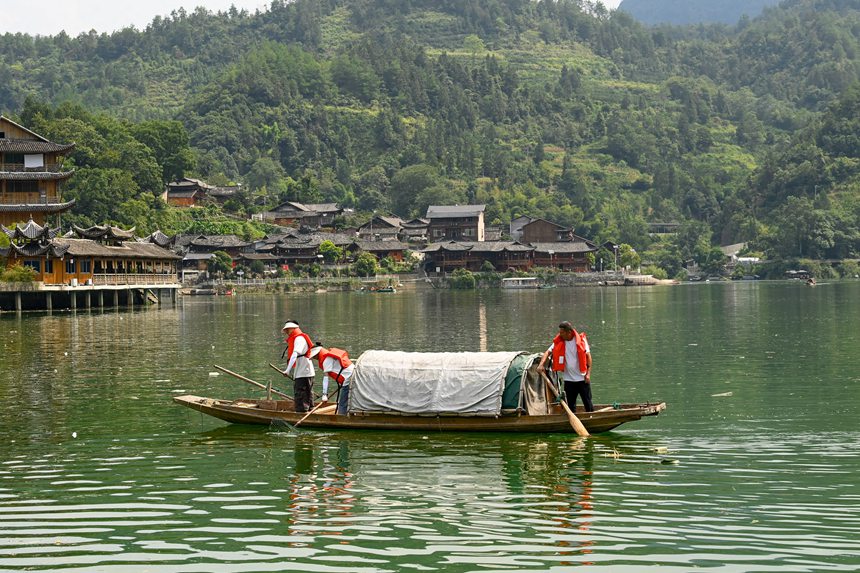 “河小青”志愿者們正在酉水河清漂。邱洪斌攝
