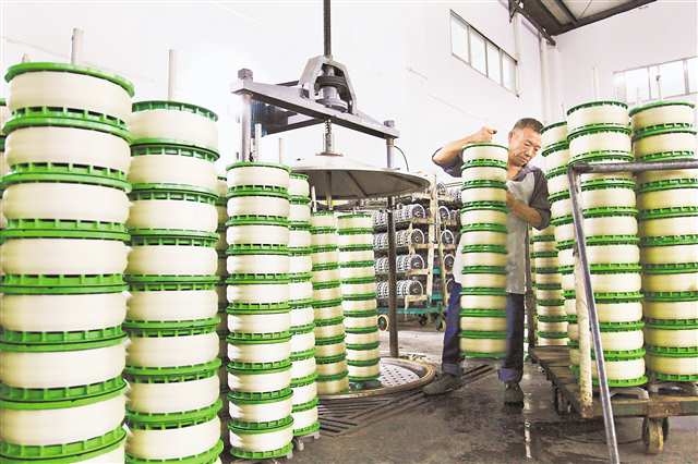 黔江：抓住“?！睓C(jī) 織出新“絲”路