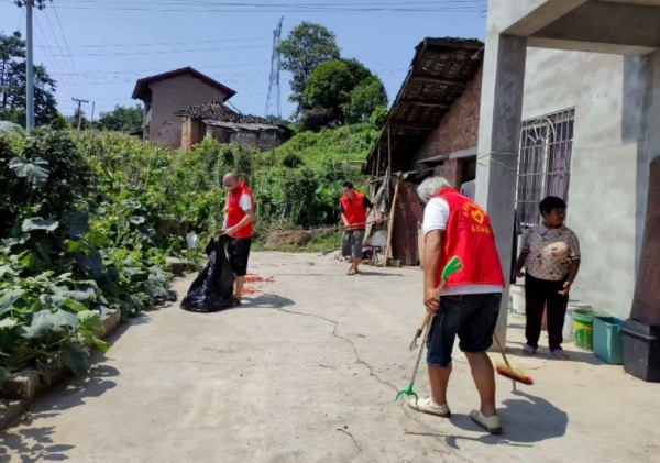 黨員服務(wù)隊(duì)的身影活躍在村中各處。牟萍攝
