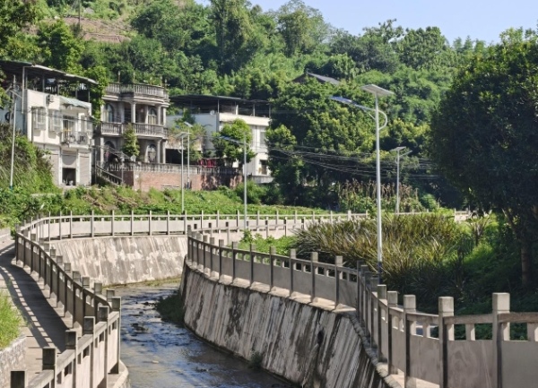 新安裝的太陽(yáng)能路燈。韋鑫攝