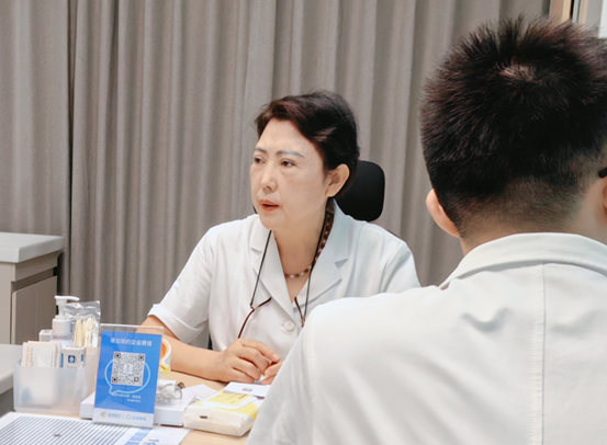 陳少軍為患者看診。重慶普瑞眼科醫(yī)院供圖