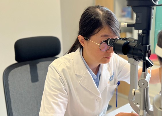 史月麗為患者檢查眼部情況。重慶普瑞眼科醫(yī)院供圖