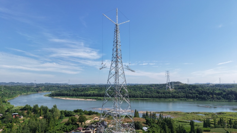 重慶送變電公司員工在嘉陵江畔開展“疆電入渝”工程受端500千伏配套工程（二期）跨江組塔。陳明月攝
