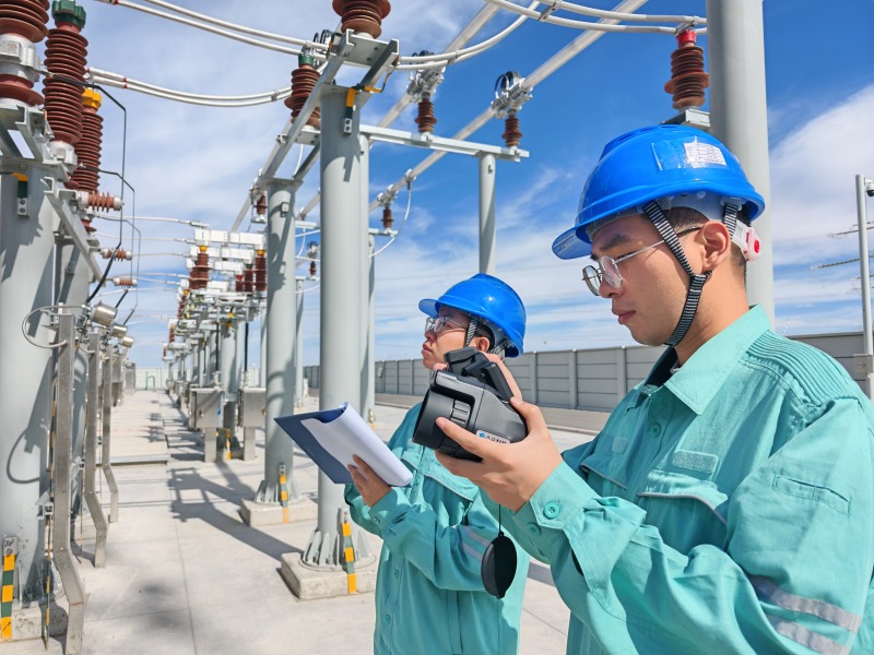 國(guó)網(wǎng)新疆電力有限公司員工在±800千伏巴里坤換流站降壓變區(qū)域開展紅外測(cè)溫及表計(jì)抄錄工作。馬文兵攝