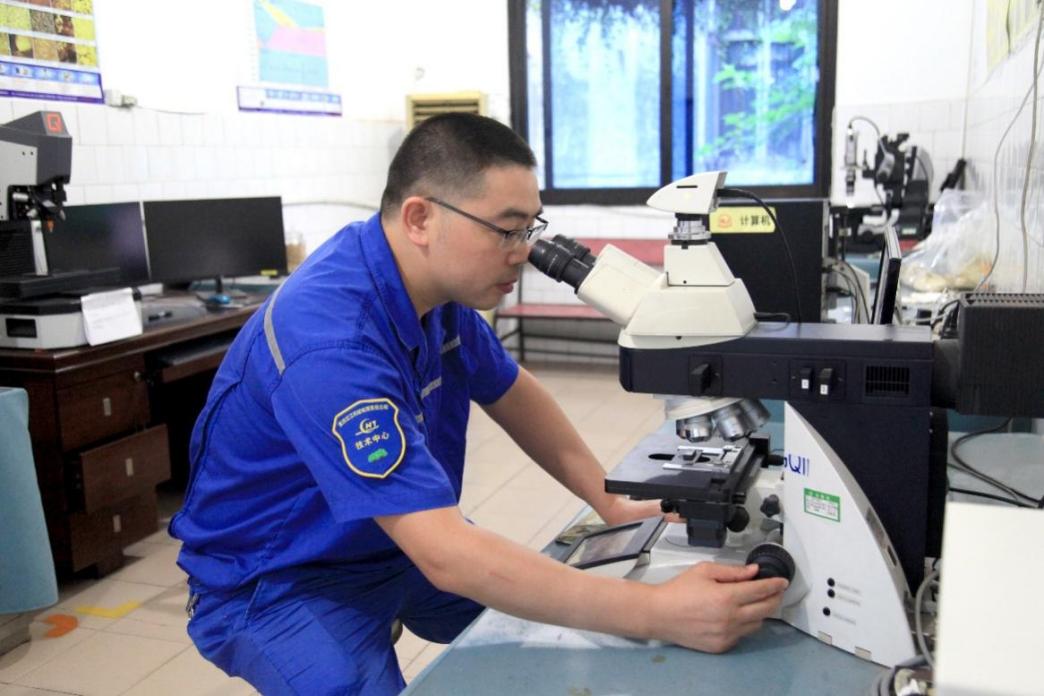 冉啟燕在理化室對新材料金相組織檢測分析。主辦方供圖