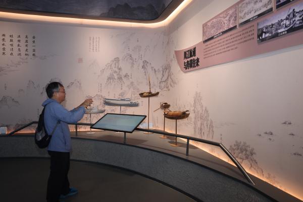 市民在江航運文化園展廳參觀。江北區(qū)委宣傳部供圖