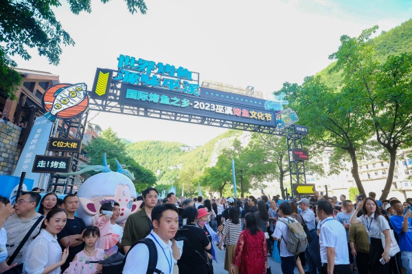 2023巫溪烤魚文化節(jié)大寧古城人頭攢動。受訪者供圖
