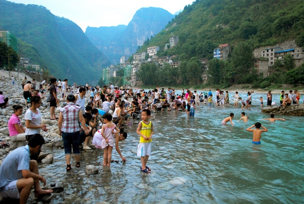 游客在大寧古城大寧河邊戲水。受訪者供圖