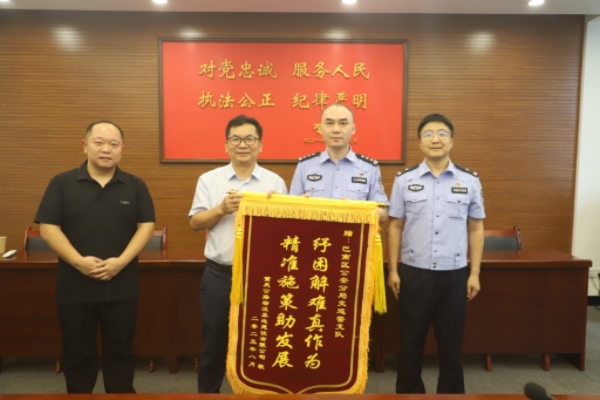 路面護(hù)航。巴南區(qū)公安分局交通管理支隊(duì)供圖