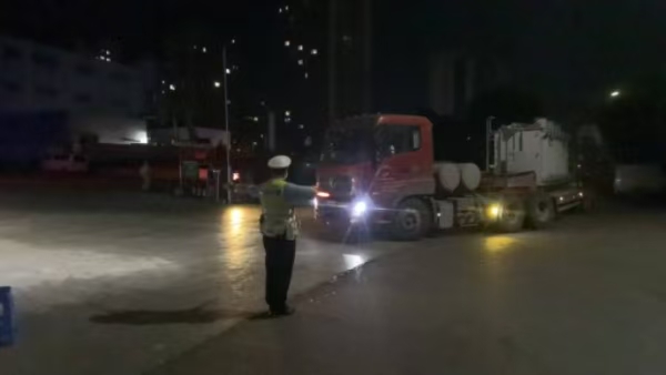 路面護(hù)航。巴南區(qū)公安分局交通管理支隊(duì)供圖