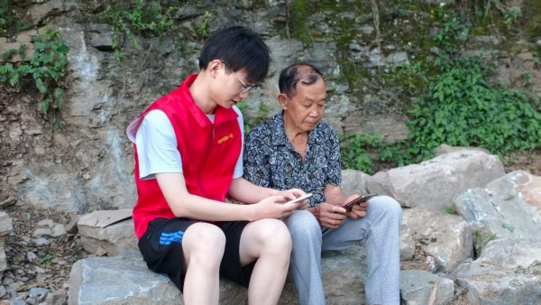 網格員幫助群眾通過“重慶基層智治平臺”發(fā)表需求建議。棲霞鎮(zhèn)供圖