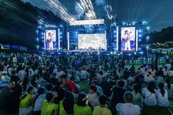 音樂會(huì)現(xiàn)場人潮涌動(dòng)。陳再華攝