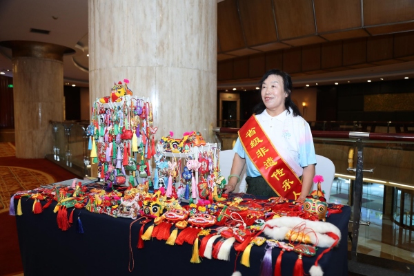 現(xiàn)場文旅產(chǎn)品展示。梁艷鋒攝