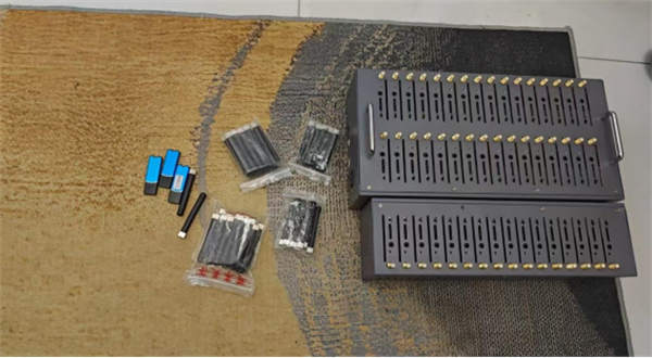 警方查獲的作案設備。重慶聯(lián)通供圖