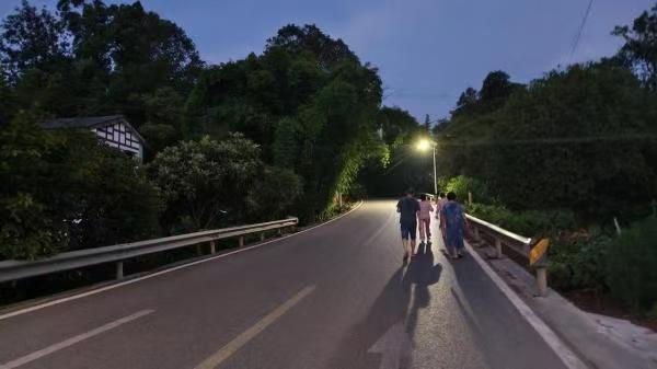 五布場鎮(zhèn)居民在路燈下散步。東溫泉鎮(zhèn)供圖