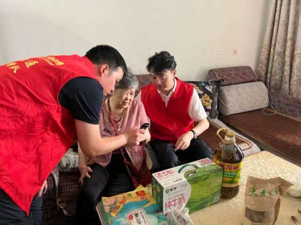 工作人員指導(dǎo)老人使用智能設(shè)備。重慶聯(lián)通供圖