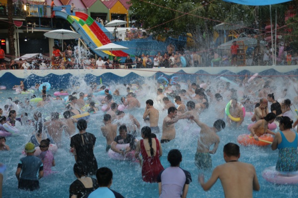 市民游客戲水納涼。景區(qū)供圖