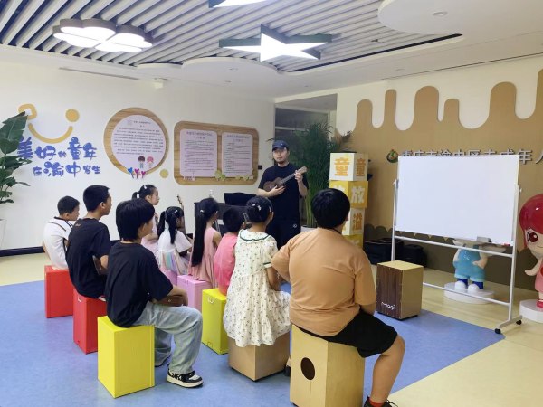 孩子們感受音樂(lè)魅力。任峰攝