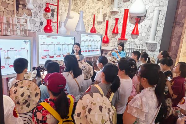 小朋友們在重慶市青少年禁毒教育基地參觀學習。湛琳麗攝