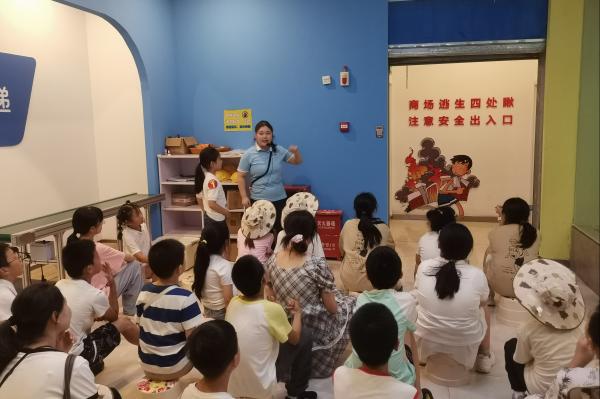 小朋友們在重慶市青少年禁毒教育基地參觀學習。湛琳麗攝