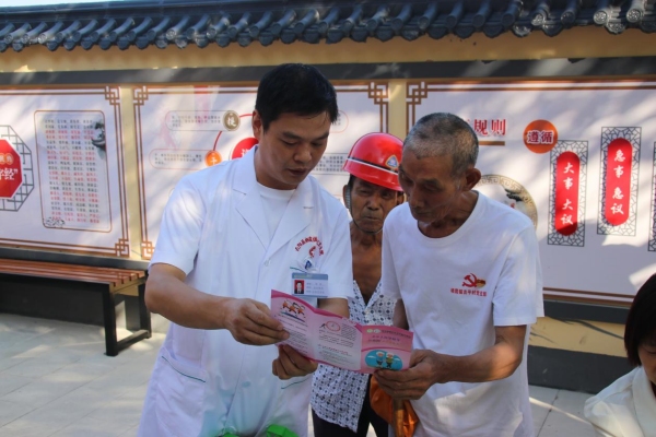 “N力量”醫(yī)護(hù)人員加入網(wǎng)格進(jìn)行醫(yī)保政策宣傳。棲霞鎮(zhèn)供圖