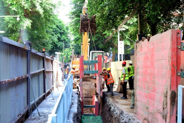 起重機(jī)吊起支戶箱。楊晨攝