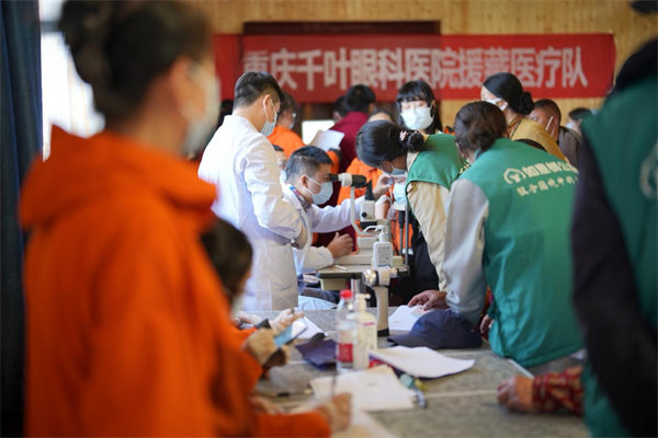 診療現(xiàn)場(chǎng)。千葉眼鏡供圖