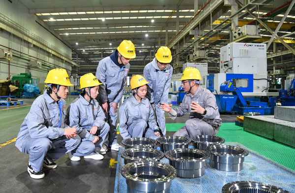 專業(yè)教師在企業(yè)現(xiàn)場(chǎng)實(shí)踐教學(xué)。重慶工程職院供圖