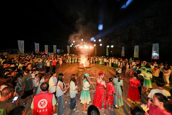 篝火晚會點燃現(xiàn)場激情。主辦方供圖