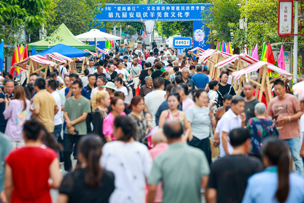 第九屆安穩(wěn)伏羊美食文化季開幕式現(xiàn)場。王京華攝