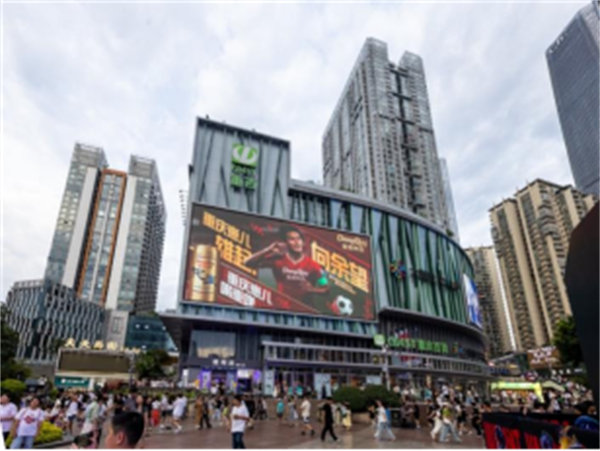 商圈中的海報(bào)。重慶啤酒供圖