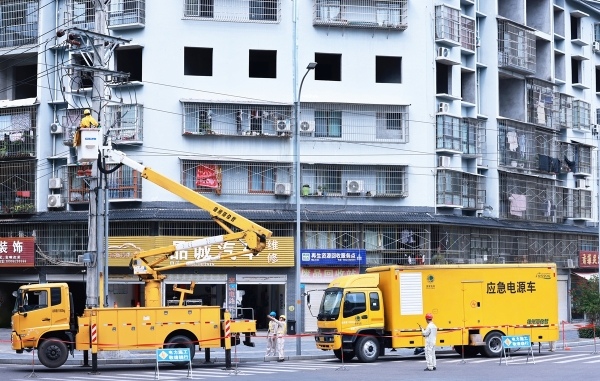 電力員工開展電力設(shè)施應(yīng)急搶修作業(yè)。國網(wǎng)重慶大足供圖