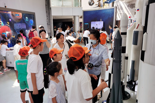 小星星志愿者走進重慶科技館。渝中區(qū)圖書館供圖