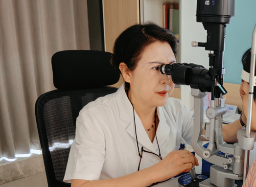 陳少軍為患者查看眼部情況。重慶普瑞眼科醫(yī)院供圖