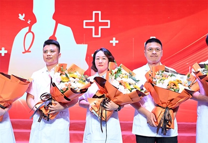 吳琳莉（中）榮獲南岸區(qū)“杰出醫(yī)師代表”稱號。重慶南坪愛爾眼科醫(yī)院供圖