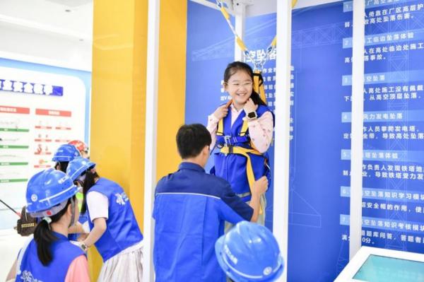 學(xué)生們體驗(yàn)高空墜落項(xiàng)目?；顒?dòng)主辦方供圖