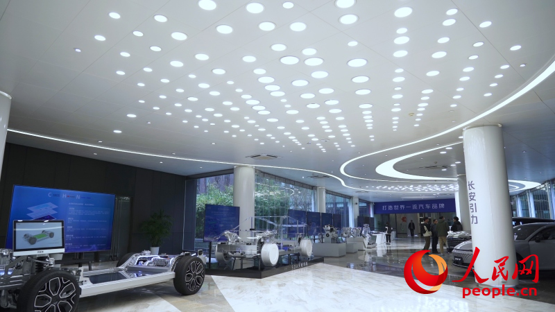 長安汽車全球研發(fā)中心內(nèi)展示的研發(fā)成果。人民網(wǎng)記者 劉祎攝