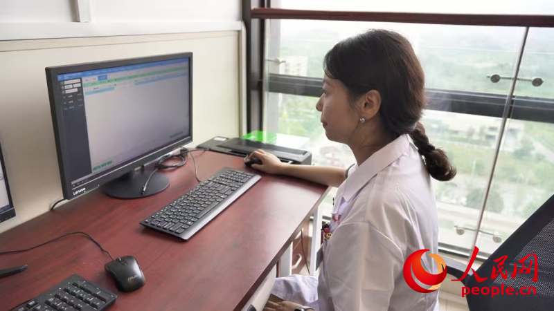 重慶醫(yī)科大學(xué)附屬第二醫(yī)院江南院區(qū)，醫(yī)生通過醫(yī)檢互認(rèn)系統(tǒng)，查看患者在當(dāng)?shù)氐臋z查結(jié)果。人民網(wǎng)記者 劉祎攝